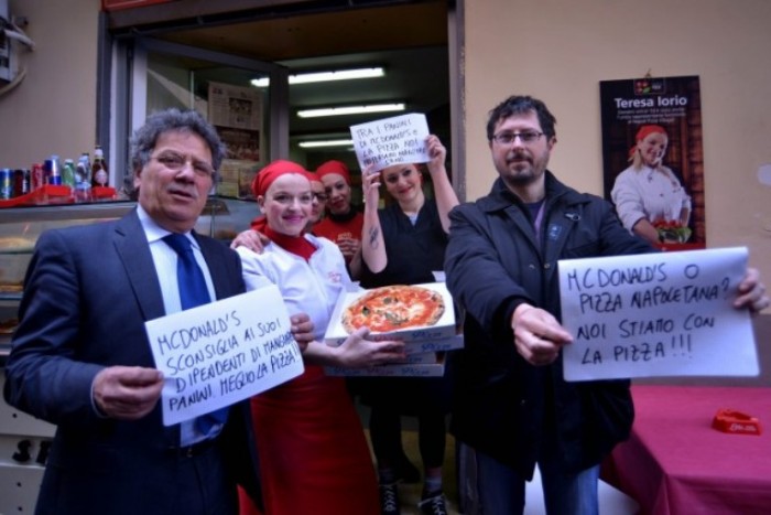 Teresa Iorio con Sergio Miccu e Borrelli durante la protesta contro McDonald’s