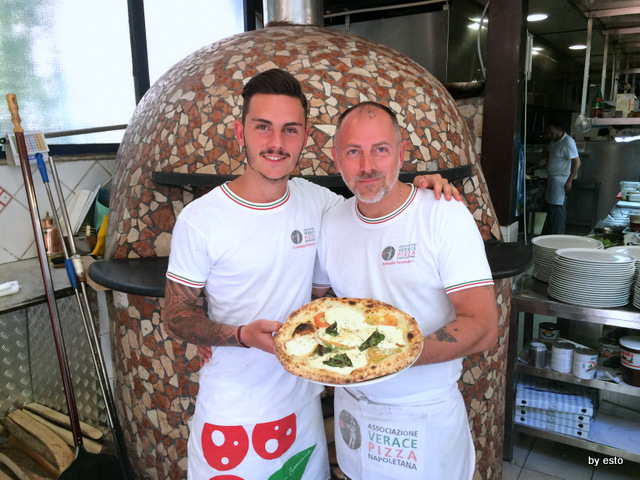 Trattoria Caprese al Vomero Giuseppe e Antonio tammarocon la pizza caprese