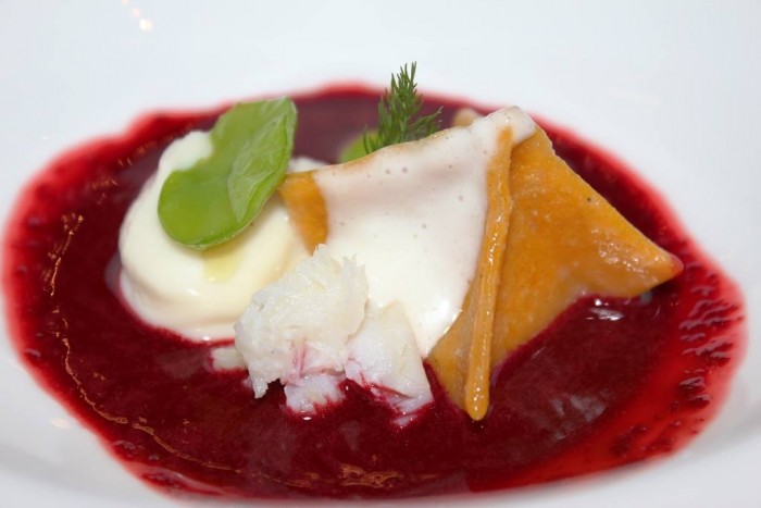 Vistamare, fagottino di pasta all'uovo, con baccalà mantecato, pecorino, fave, centrifugato di barbabietola rossa