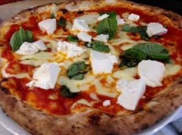 la pizza Elena Ferrante con ragù napoletano,  fior di latte e fiocchetti di ricotta