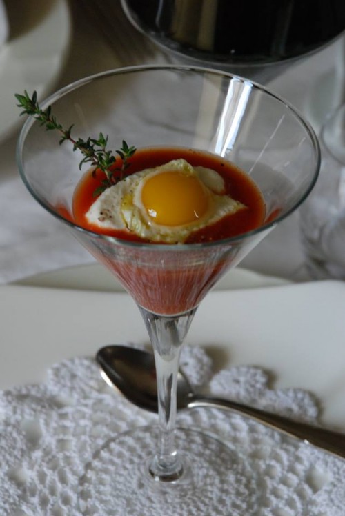 Cuciniello crema di pomodoro con ricottina di capra e scottata di uovo di quaglia