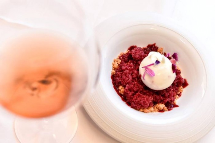 Dom Pérignon Rosé a Roma, fluido di mozzarella, grattachecca di frutta rossa e balsamico con Dom Pérignon Rosé  2002