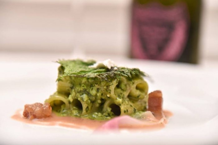 Dom Pérignon Rosé a Roma, rigatoni al pesto di shiso, guanciale e pecorino con Dom Pérignon Rosé 2004