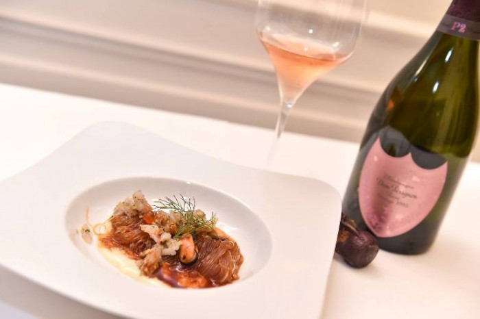 Dom Pérignon Rosé a Roma, vermicelli di soia al sugo di ricciola e cozze con Dom Pérignon Rosé P2 1995