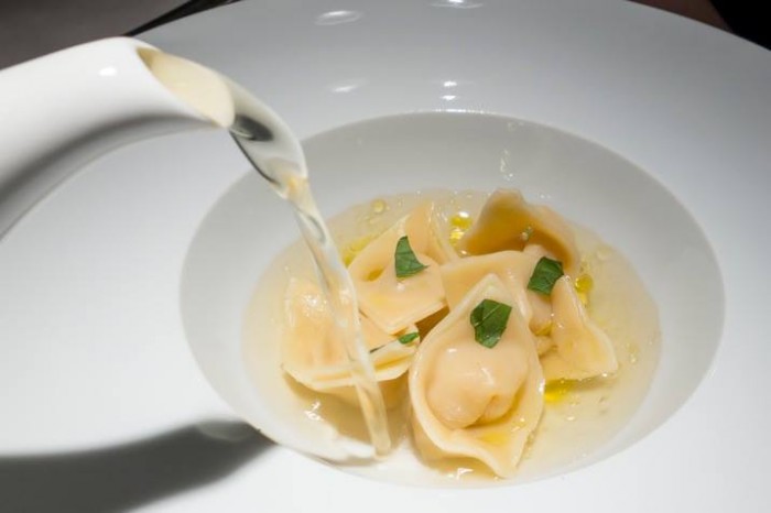 Essenza, tortellini di gambero rosso di Mazara nel loro consommé al limone e menta