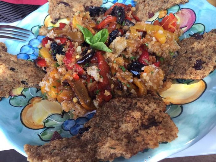 Kriò Mare, caponata con peperoni, olive pisciottane e pane alle olive