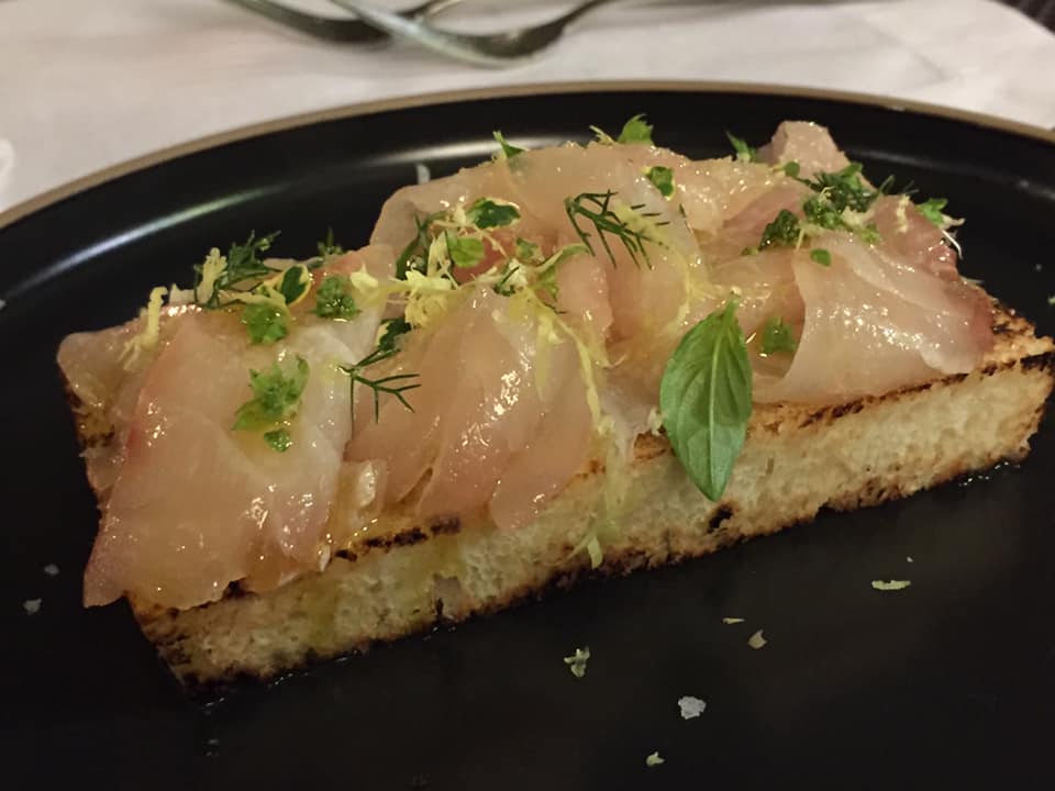 Le Tre Sorelle a Casal Velino, carpaccio di pezzogna su pane tostato ed erbette selvatiche