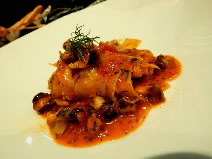 Marennà, pappardelle alle alghe, ragù di “sconcigli” finocchietto selvatico e polvere d’agrumi