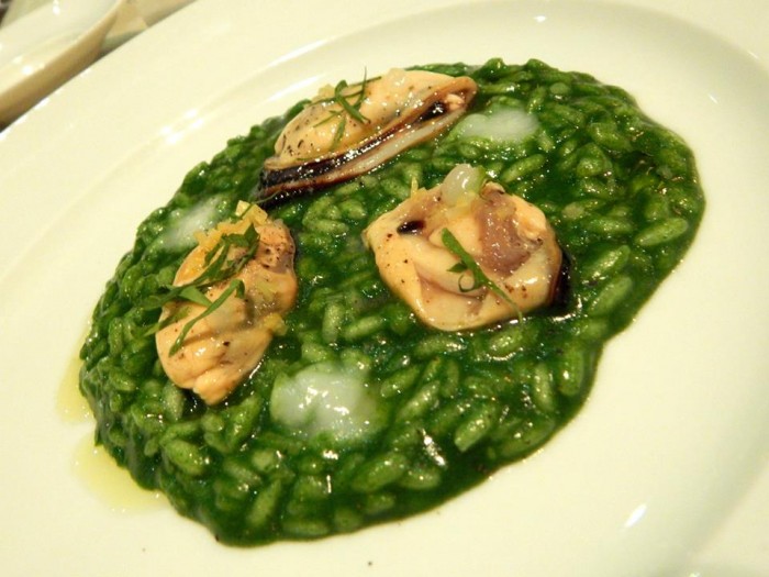 Marennà, riso, prezzemolo e cozze, salsa all’aglio dolce e limone confit