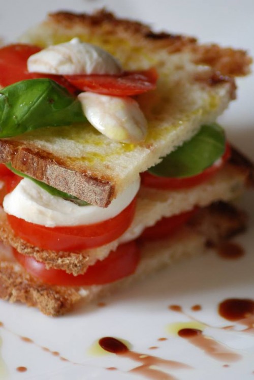 Millefoglie di pane raffermo di montagna con pomodorini e  mozzarelline al profumo di basilico