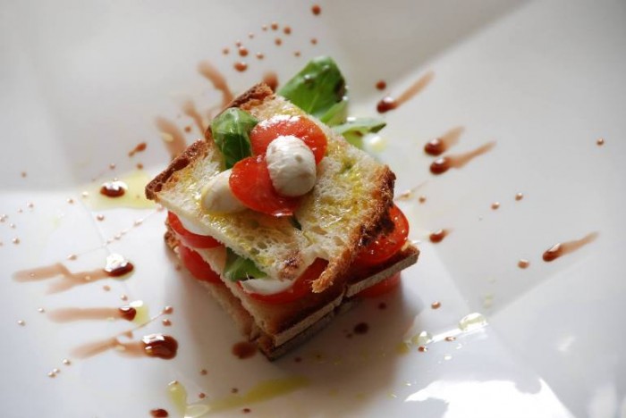 Millefoglie di pane raffermo di montagna con pomodorini e  mozzarelline al profumo di basilico