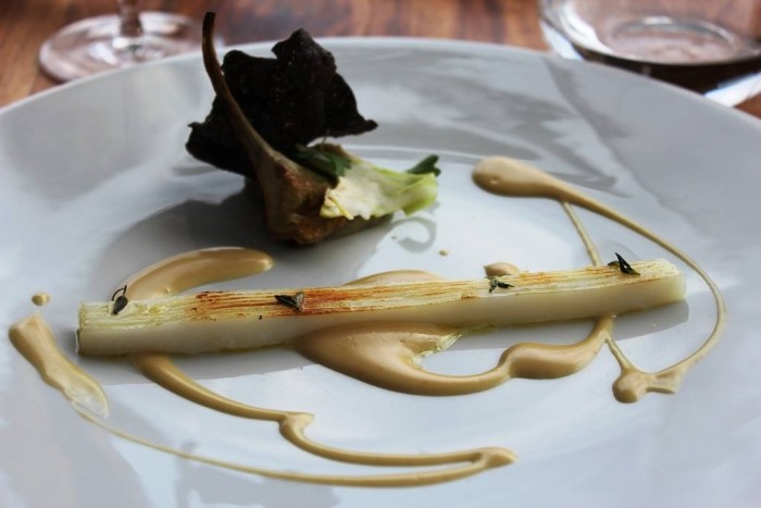 Mirazur, calamaro grigliato con salsa di bagna cauda, carciofo grigliato, purè di carciofi, e cips al nero di seppia