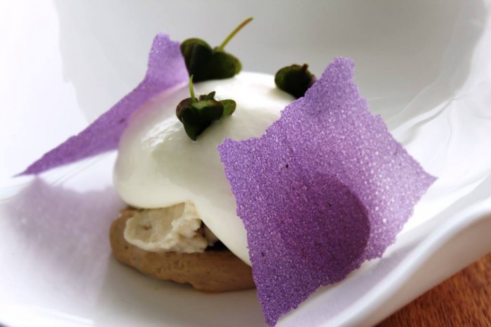 Mirazur, crema al caffè di patata viola e spuma di miele