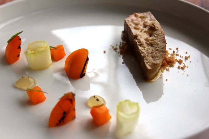 Mirazur, foie gras con nocciole del Piemonte e daikon