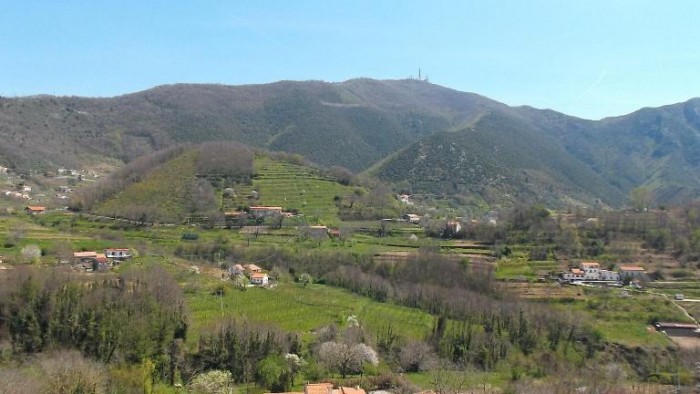 Monte di Grazia, case sparse a Tramonti