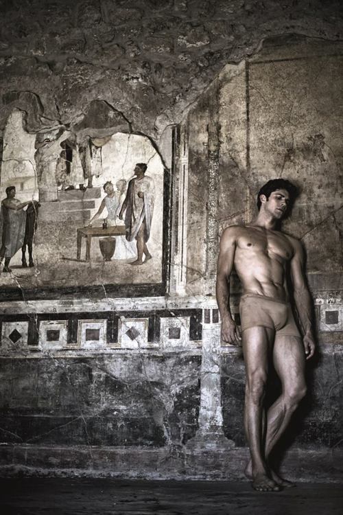 Roberto Bolle a Pompei - foto di Fabrizio Ferri
