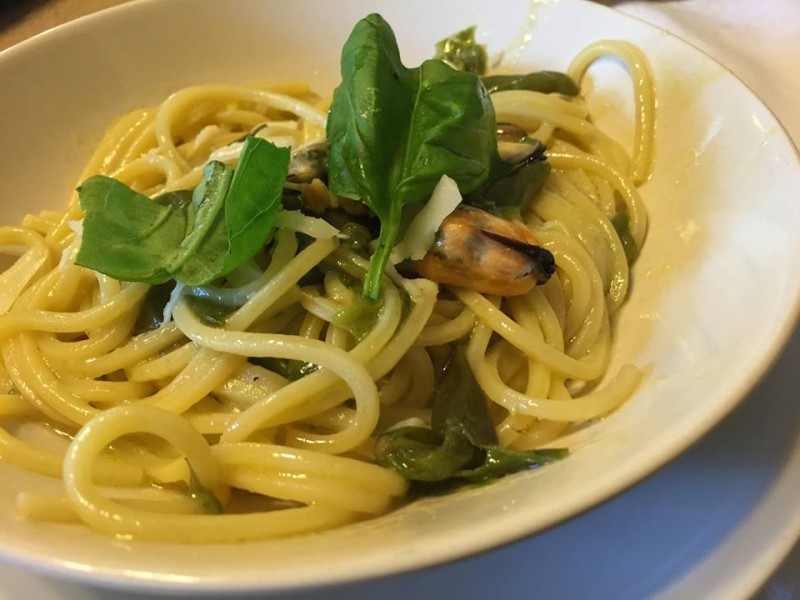 Spaghetti con cozze peperoncini verdi e basilico