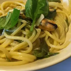 Spaghetti con cozze peperoncini verdi e basilico