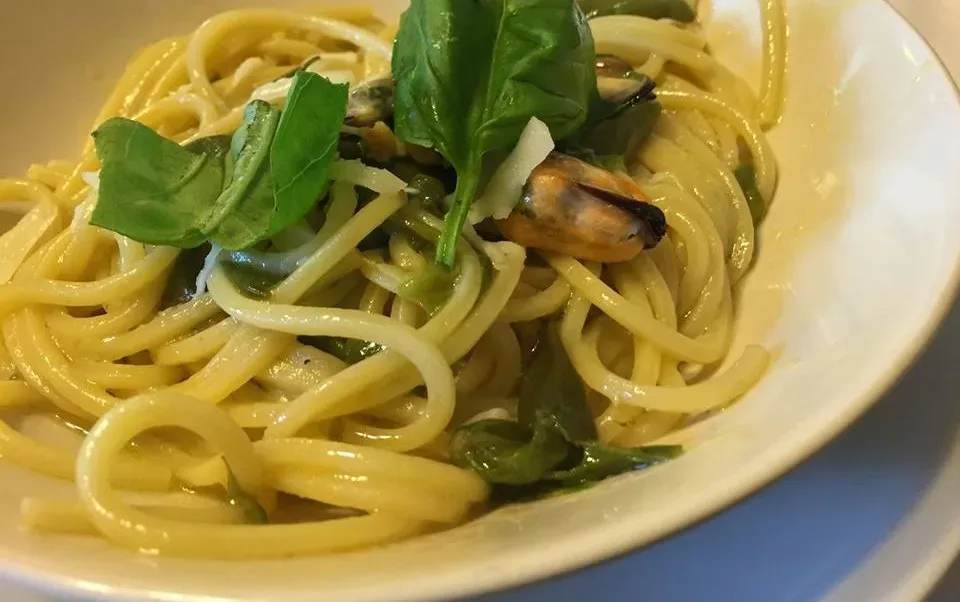 Spaghetti con cozze peperoncini verdi e basilico