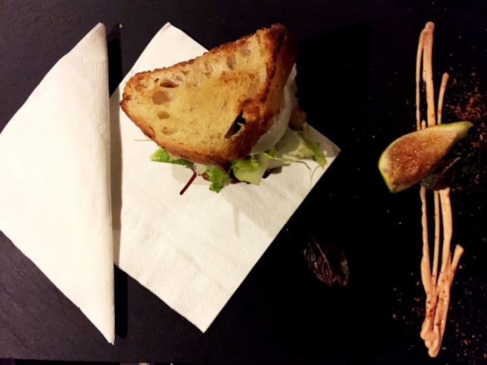 Sud, crostone, baccalà, fichi e mozzarella di bufala