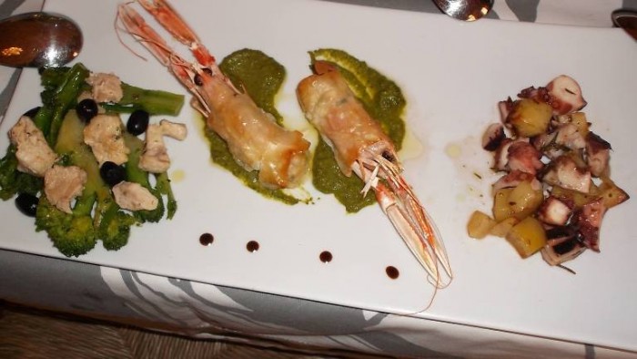 Trattoria La Vinaigrette, involtini di scampi con vellutata di zucchine e pasta filo, polpo con patate, tocchetti di spada con olive e cima di rapa