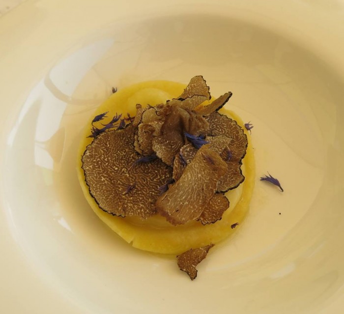 la verticale di Belle Epoque Perrier-Jouët, il raviolo ripeno di mozzarella di bufala e pesche grigliate, condito con burro alle mandorle e tartufo estivo