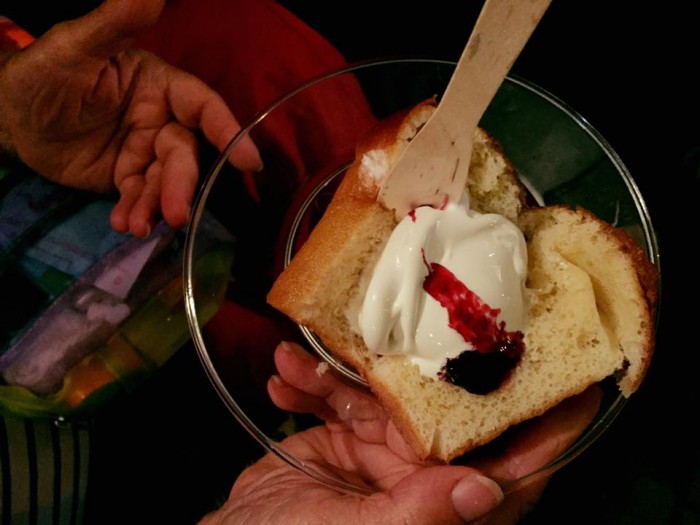Babà caldo con farcia di gelato con le visciole di Cantiano