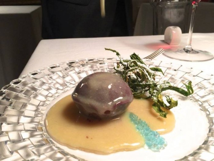 Casa Vissani, mousse di banane e curry, cannolé al pepe lungo, gocce blu atlantico, zucchine rovesciate