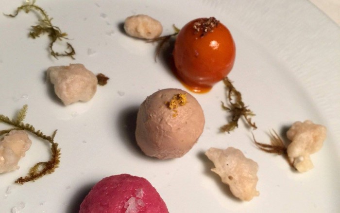 Casa Vissani, sfera di fegato grasso con gelato di nocciole al pepe del Madagascar, glassa di pomodori arancioni, crudo di Fassona