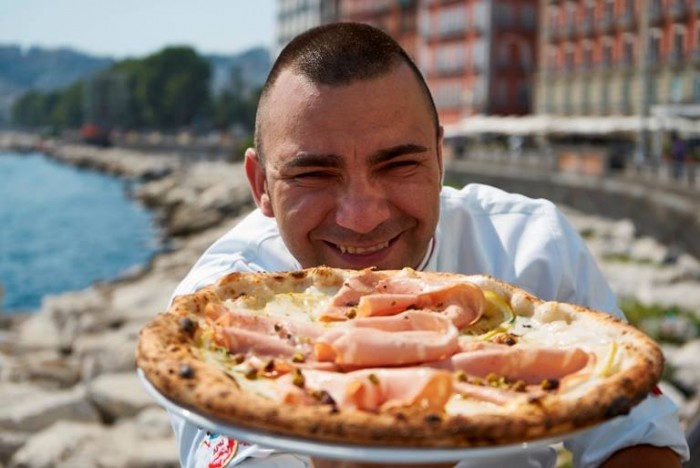 Davide Civitiello con la pizza mortadella e limone