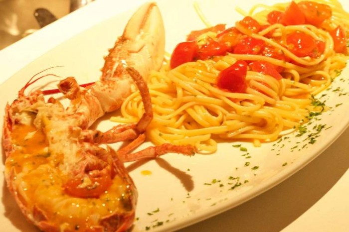 Luna, linguine all’astice blu delle baleari