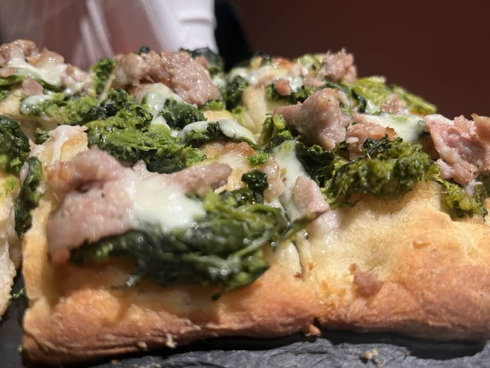 Pizzeria Il Corallo - broccoli e salsiccia in pala