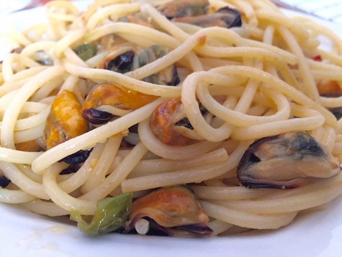 Vermicelli con le cozze del Miseno, peperoncini verdi