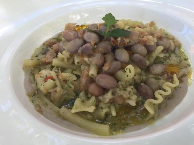 Villa Chiara Orto e Cucina, mescafrancesca aglio e olio e peperoncino su zuppetta di fagioli munnarielli e cicoli ripassati