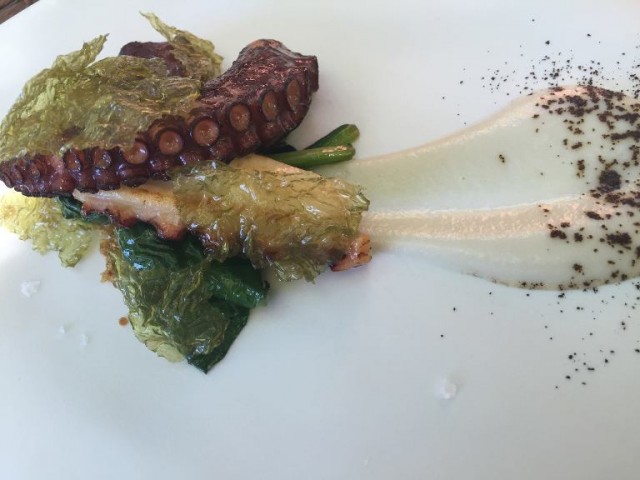 Villa Chiara Orto e Cucina, polpo tenero grigliato, crema di topinanbur e polvere di caffè, ala fritta e quinoa croccante