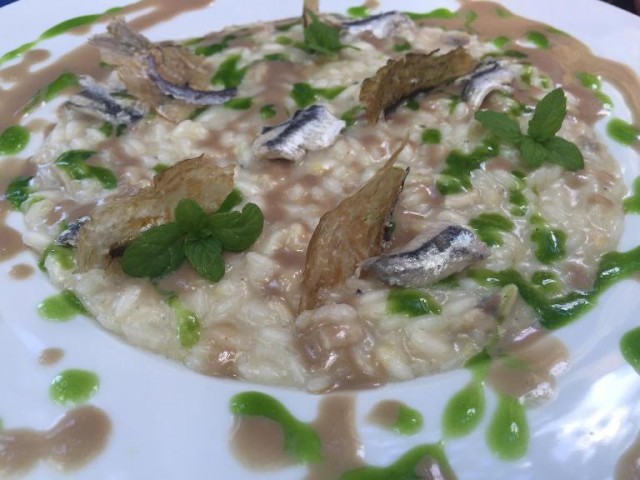 Villa Chiara Orto e Cucina, riso provola e alici (risotto mantecato con pelle di provola e profumo di limone e variazione di alici in clorofilla)