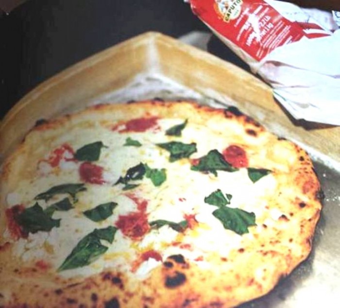 la Margherita di Corbara di Gino Sorbillo – immagine tratta da dal libro L’arte della pizza, Mondadori