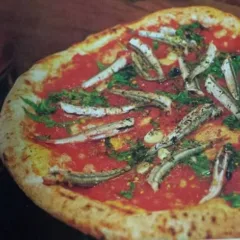 la Marinara con alici fresche di Pellone - immagine tratta da dal libro L’arte della pizza, Mondadori
