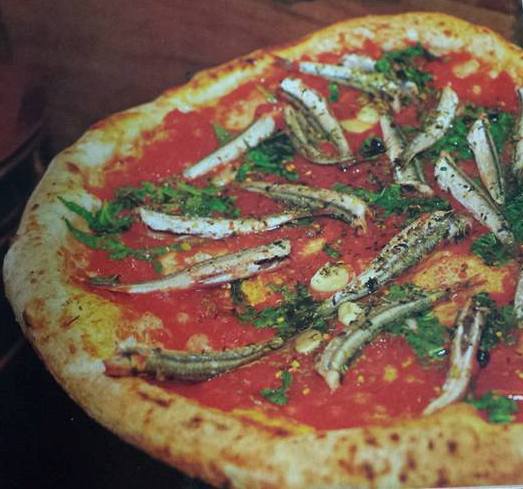 la Marinara con alici fresche di Pellone - immagine tratta da dal libro L’arte della pizza, Mondadori