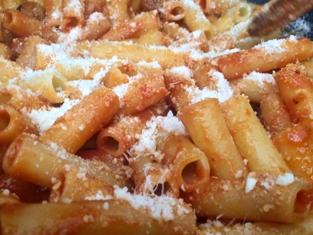 Pasta al forno, gli zitoni a metà cottura con pomodoro e parmigiano