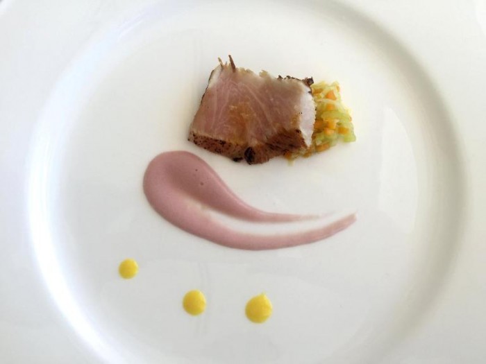 Mammà, pancetta di ricciola marinata alla salsa di soia, zuppetta di porro e crema di patate viola con sedano rapa