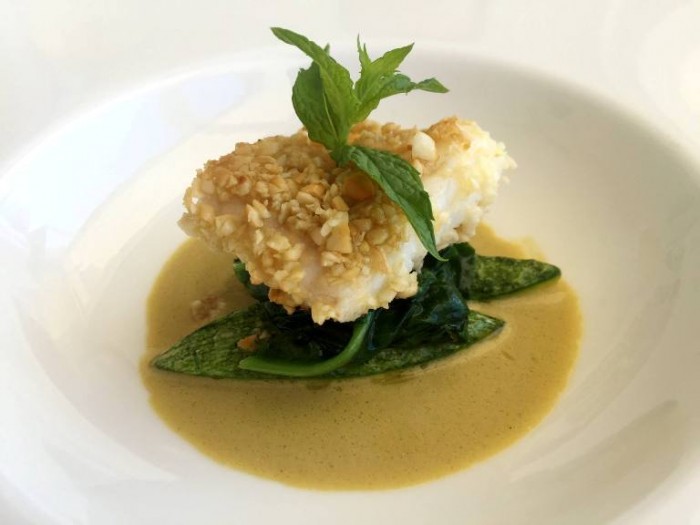 Mammà, rombo impanato ai pinoli con salsa ai tartufi di mare e spinaci
