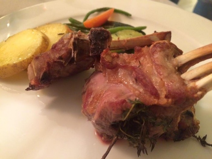 Osteria del Taglio, piccolo carrè di agnello farcito con burro, santoreggia e verdure spadellate