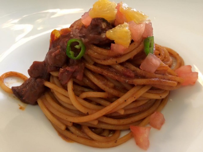 Piazzetta Milù, spaghetti al sugo di moscardino, arance e pompelmo