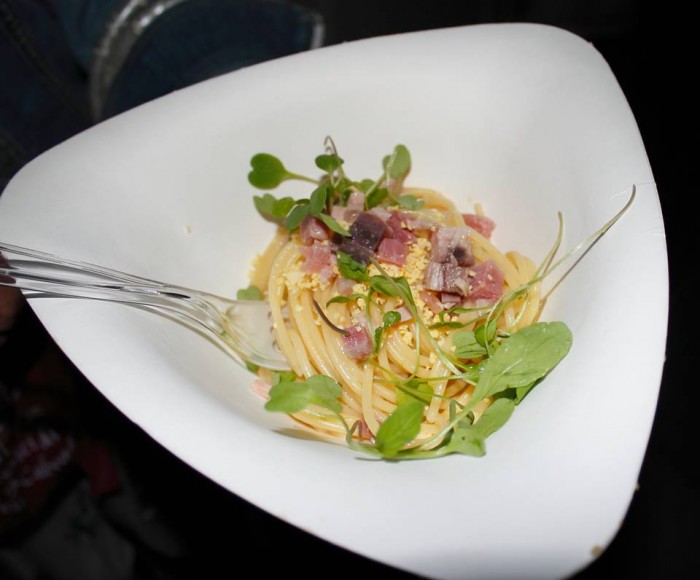 Spaghetti con muso di manzo, pesto di olive, polvere di lupini e germogli di rucola - foto di Mariana Silvana Dedu