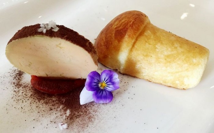 Taverna Estia, foie gras su purea di fragola, polvere di cacao e babà