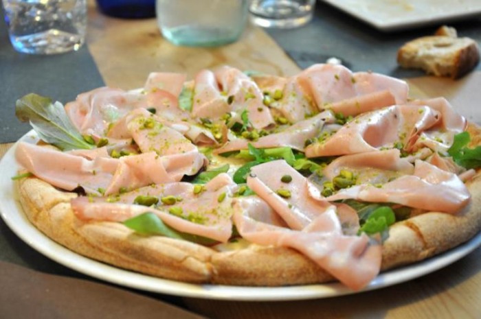 Uno dei gustosi piatti che al nord si ostinano a chiamare pizza (photo by Passione Gourmet)