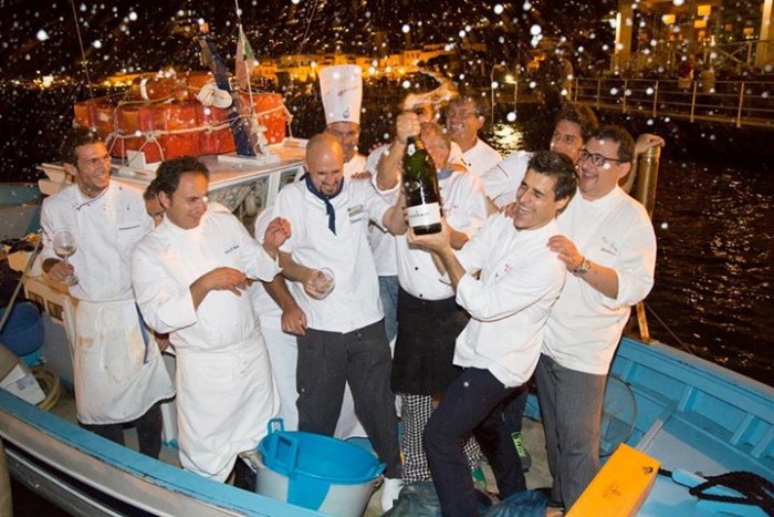 Wine & Food Safari, Pasquale Palamaro e Enzo Coccia danno il via al “bagno” finale a bordo del peschereccio con il Magnum offerto da Ferrari
