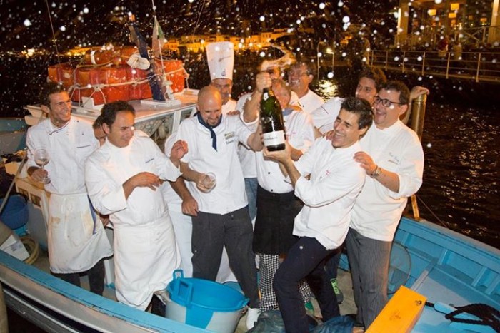 Wine & Food Safari, Pasquale Palamaro e Enzo Coccia danno il via al “bagno” finale a bordo del peschereccio con il Magnum offerto da Ferrari