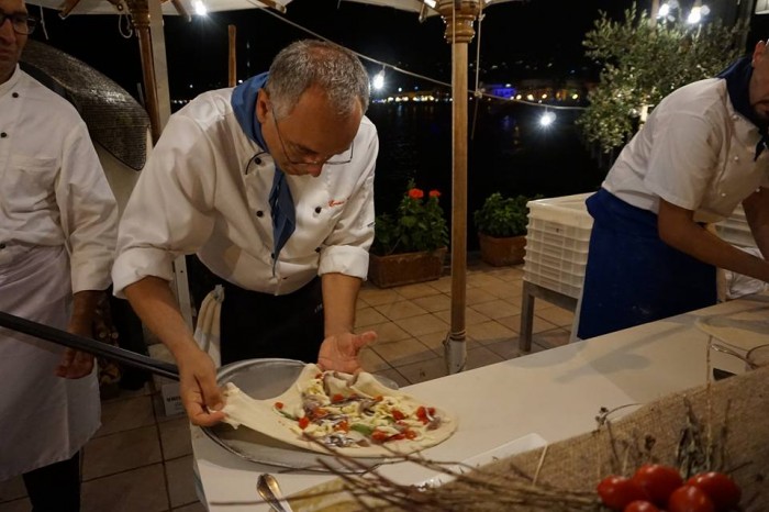Wine & Food Safari, il Maestro Pizzaiuolo Enzo Coccia mentre realizza la pizza “Regina Isabella”